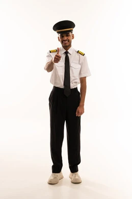 طيار سعودي بالزي الرسمي وإيماءة الإبهام للأعلى