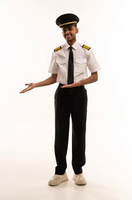 طيار سعودي بالزي الرسمي على خلفية بيضاء