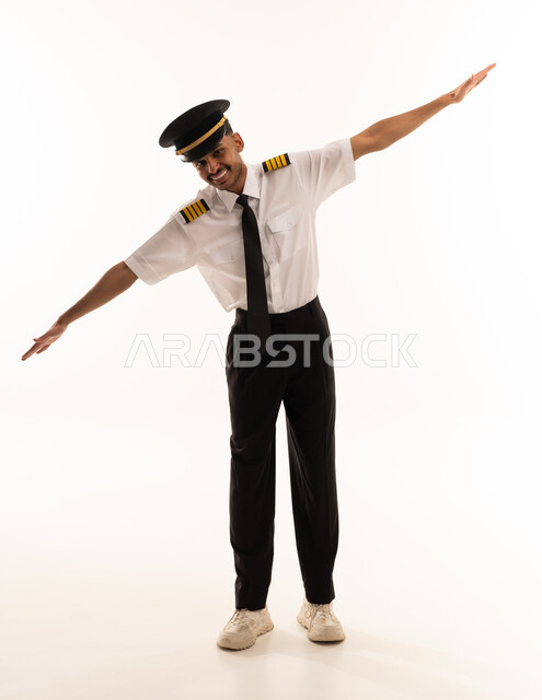 طيار سعودي بالزي الرسمي في وضعية الطيران