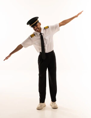 طيار سعودي بالزي الرسمي في وضعية الطيران