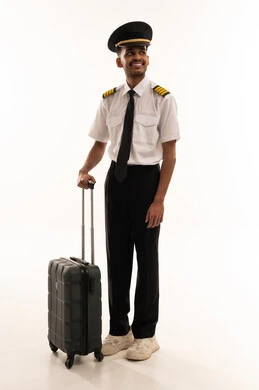 طيار سعودي بالزي الرسمي مع حقيبة سفر