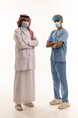 طبيب سعودي ومساعد طبي يرتديان الكمامات