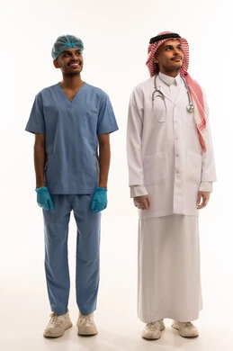 طبيب وممرض سعودي بالزي الطبي الرسمي
