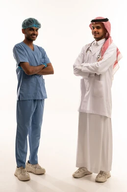 طاقم طبي سعودي بزي العمل أمام خلفية بيضاء