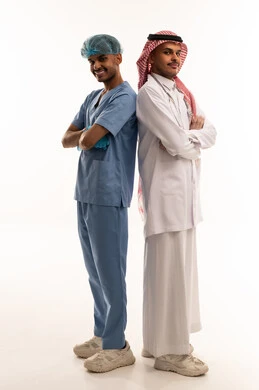 أطباء سعوديون بالزي الطبي والزي التقليدي