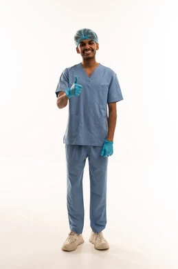 ممرض بزي طبي أزرق يشير بعلامة الإعجاب