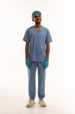 طبيب يرتدي زي طبي أزرق على خلفية بيضاء