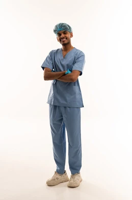 طبيب هندي بزي العمل الطبي الأزرق بخلفية بيضاء