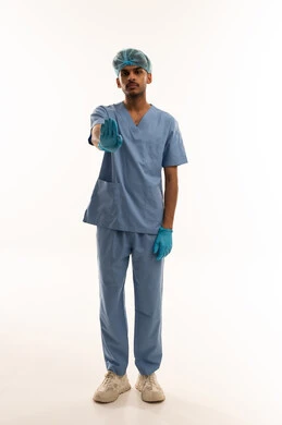 ممرض بالزي الطبي الأزرق يقوم بإيماءة التوقف