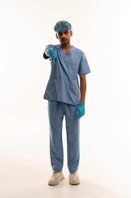 ممرض هندي يشير بعلامة لم يعجبني