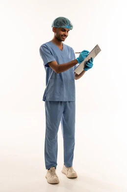 ممرض سعودي يكتب على لوحة ملاحظات بالزي الطبي