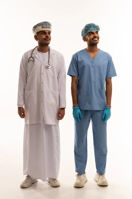 أطباء عمانيون بزي طبي رسمي على خلفية بيضاء