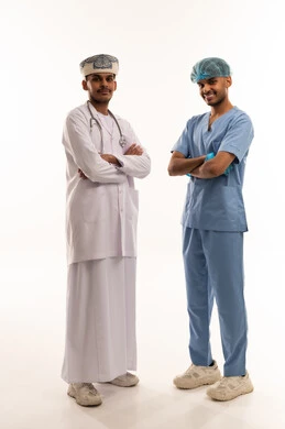 أطباء عمانيون بالزي الطبي الرسمي خلفية بيضاء