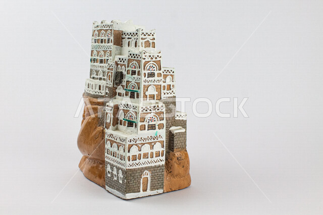 مجسم لبيت حجري مصنوع يدويا للزينة ، بيت حجري اثري في ابها ، بيوت قديمة في المملكة العربية السعودية