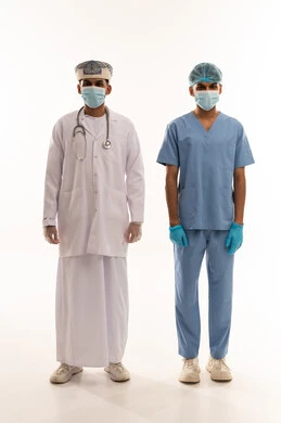 أطباء عمانيون بالزي الطبي الرسمي بخلفية بيضاء