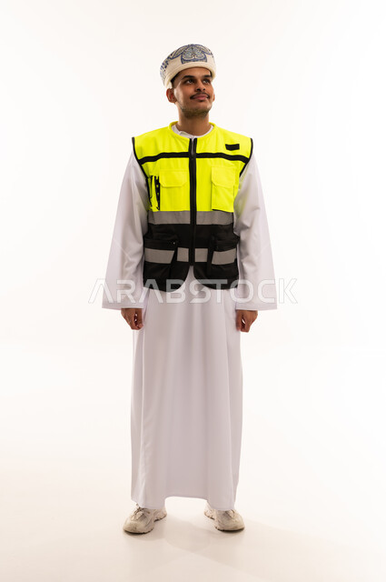 رجل عماني بالزي التقليدي وسترة السلامة المهنية