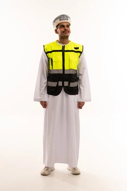رجل عماني بالزي التقليدي وسترة السلامة المهنية