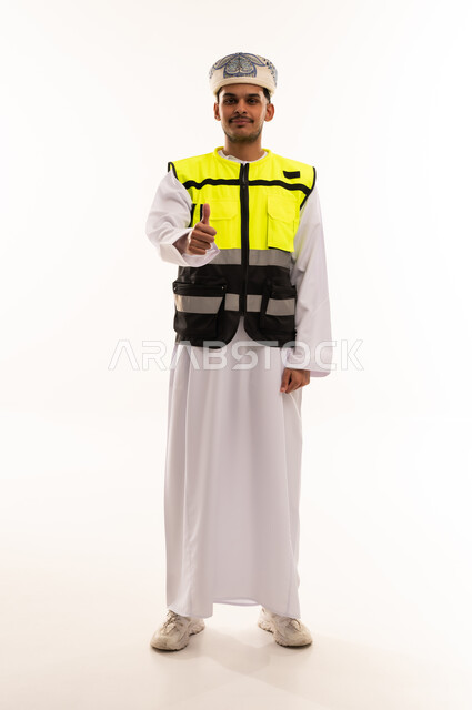 رجل عُماني بسترة سلامة مع إيماءة الإبهام للأعلى