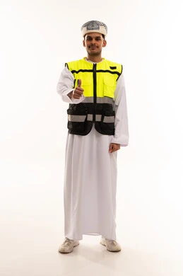 رجل عُماني بسترة سلامة مع إيماءة الإبهام للأعلى