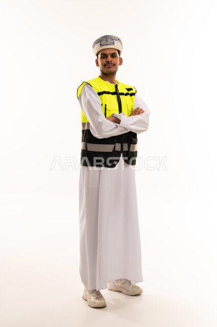 رجل عماني يرتدي سترة السلامة بخلفية بيضاء