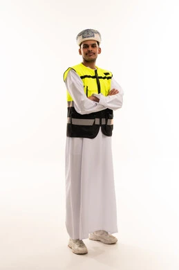 رجل عماني يرتدي سترة السلامة بخلفية بيضاء