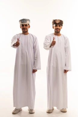 رجلان عُمانيان بالزي التقليدي مع إيماءة الإبهام للأعلى