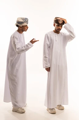 رجال عمانيون بالزي التقليدي في حالة إحباط