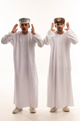 رجال عمانيون بالزي التقليدي يعبرون عن المفاجأة