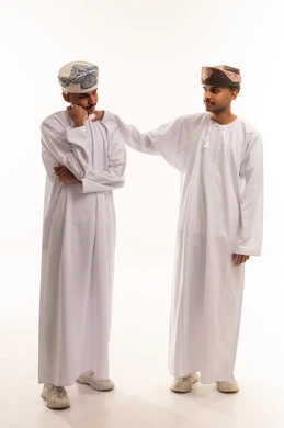 رجال عمانيون بالزي التقليدي في وضعية مواساة ودعم