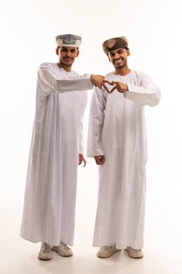 رجال عمانيون بالزي التقليدي يشكلون حركة القلب