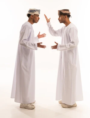 رجال بزي عُماني تقليدي في حالة جدال حاد
