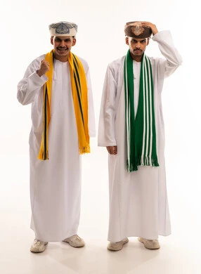 رجال عمانيون بالدشداشة والكمة العمانية التقليدية