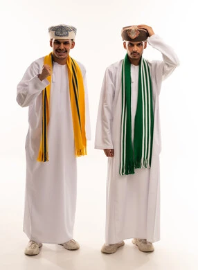 رجال عمانيون بالزي التقليدي وإيماءة نجاح