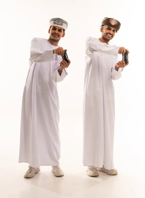 رجال عمانيون يلعبون ألعاب الفيديو بخلفية بيضاء