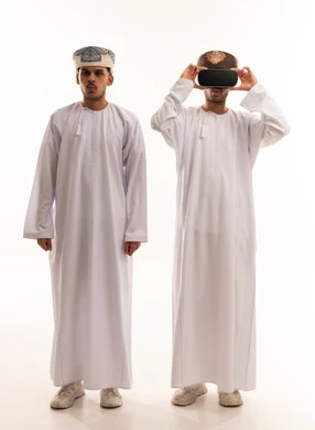 رجال عمانيون باللباس التقليدي مع نظارة واقع افتراضي