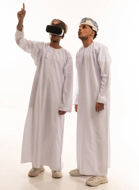 رجال عمانيون يستخدمون نظارات الواقع الافتراضي بالزي التقليدي