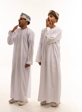 رجال عمانيون بالزي التقليدي يتثاءبون على خلفية بيضاء