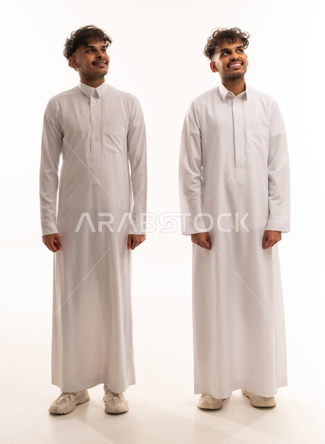 رجال سعوديون بالثوب الأبيض التقليدي في الاستوديو