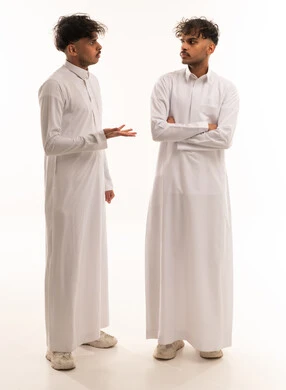 رجال سعوديون بالثوب التقليدي يتناقشون في استوديو