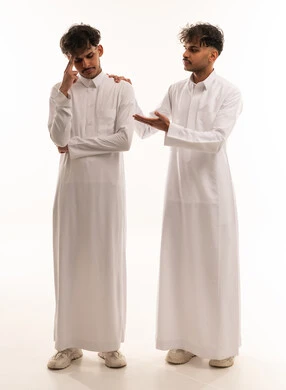 شباب سعوديون بالثوب الأبيض في لحظة دعم ومواساة