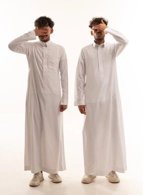 شباب سعوديون بالثوب التقليدي يغطون أعينهم