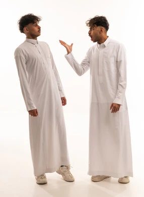 رجال سعوديون في حالة جدال وصراخ بخلفية بيضاء