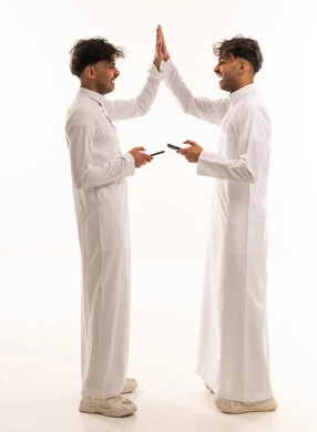 شباب سعوديون يحتفلون بالهواتف الذكية على خلفية بيضاء