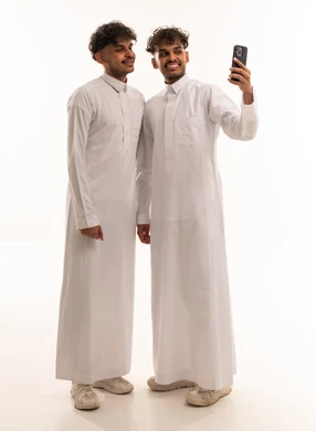 شبان سعوديون بالثوب التقليدي يلتقطون سيلفي