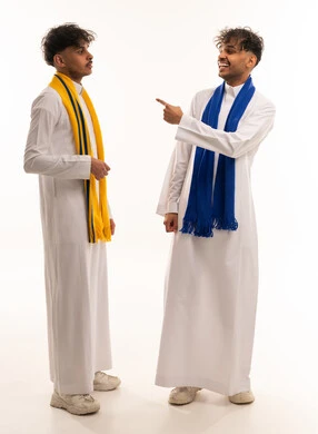 شباب سعوديون بالثياب التقليدية وأوشحة رياضية