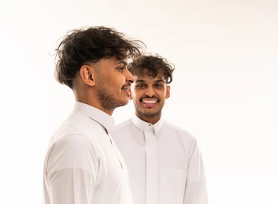 شابان سعوديان بالزي التقليدي بخلفية بيضاء