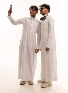 شباب سعوديون بالثوب يلتقطون سيلفي في استوديو