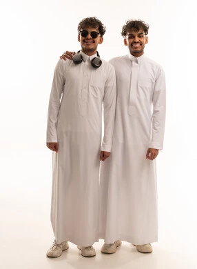 شباب سعوديون بالثوب الأبيض التقليدي على خلفية بيضاء