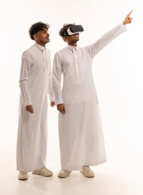 رجال سعوديون يستخدمون نظارات الواقع الافتراضي