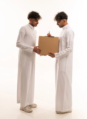 رجال سعوديون يستلمون طرد بريدي بخلفية بيضاء